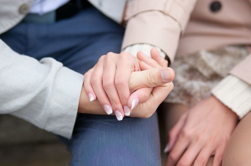 恋人繋ぎ つなぎ 」をする心理って？ 自然に手を繋ぐテクニックも解説