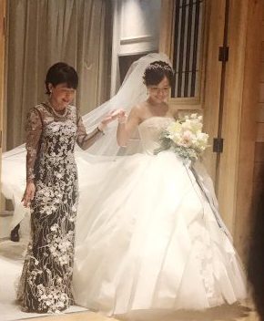 新郎のご両親の正礼装、アニヴェルセル みなとみらい横浜の結婚式にて。M&V for mother