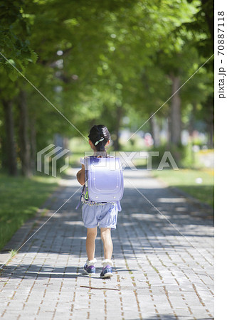 ランドセルを背負って走る女の子の後ろ姿 22910001247 の写真・イラスト素材アマナイメージズ
