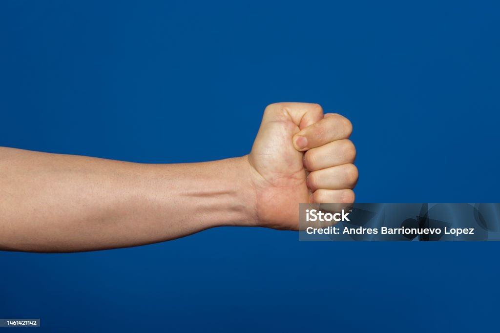 BIGBANGからEXOまで イケメンは手までキレイ！4人の美しい手に注目 - Kstyle