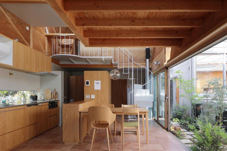 畝森泰行と金野千恵の“UtAUnemori tecoAssociates”による、東京・台東区の、既存ビルを改修した設計者自身のオフィス「BASE」architecturephoto.net