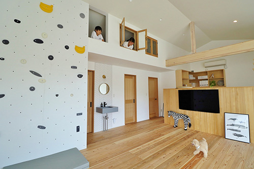 ROOMTOUR 2匹の犬と暮らすデザイナーが住む平屋ご要望に合わせた暮らしやすい家デザイナーやりたいが叶えられた注文住宅コロニアルガレージ塗壁ドッグラン犬