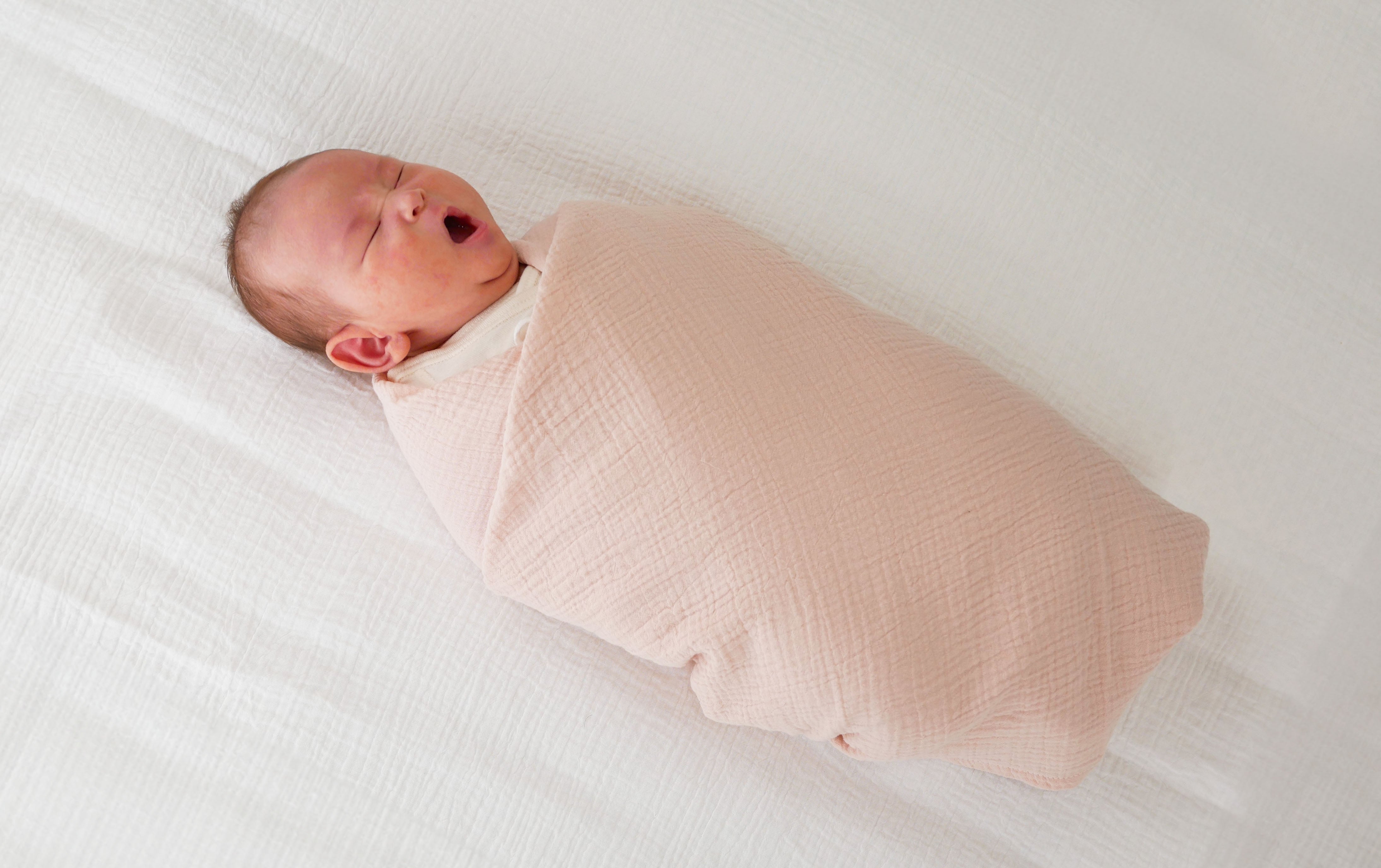 簡単でかわいいニューボーンフォトの「おくるみ」の巻き方！コツや注意点について解説FUNmily by fotowa