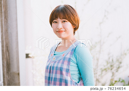 女性 幼稚園の先生と子供たちのイラスト素材65747612- PIXTA