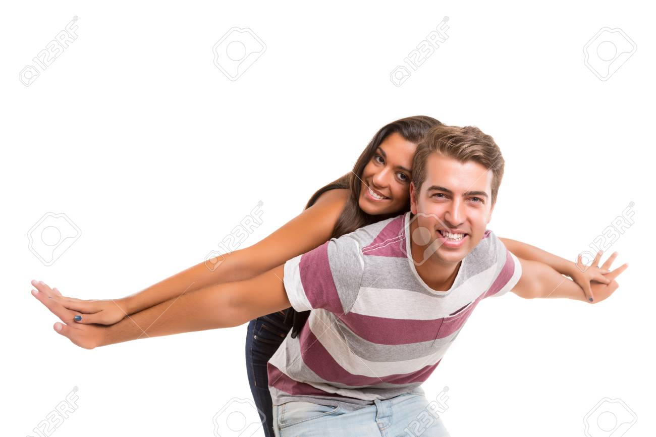 草原でポーズをとるカップル151860936 の写真素材 - アフロ