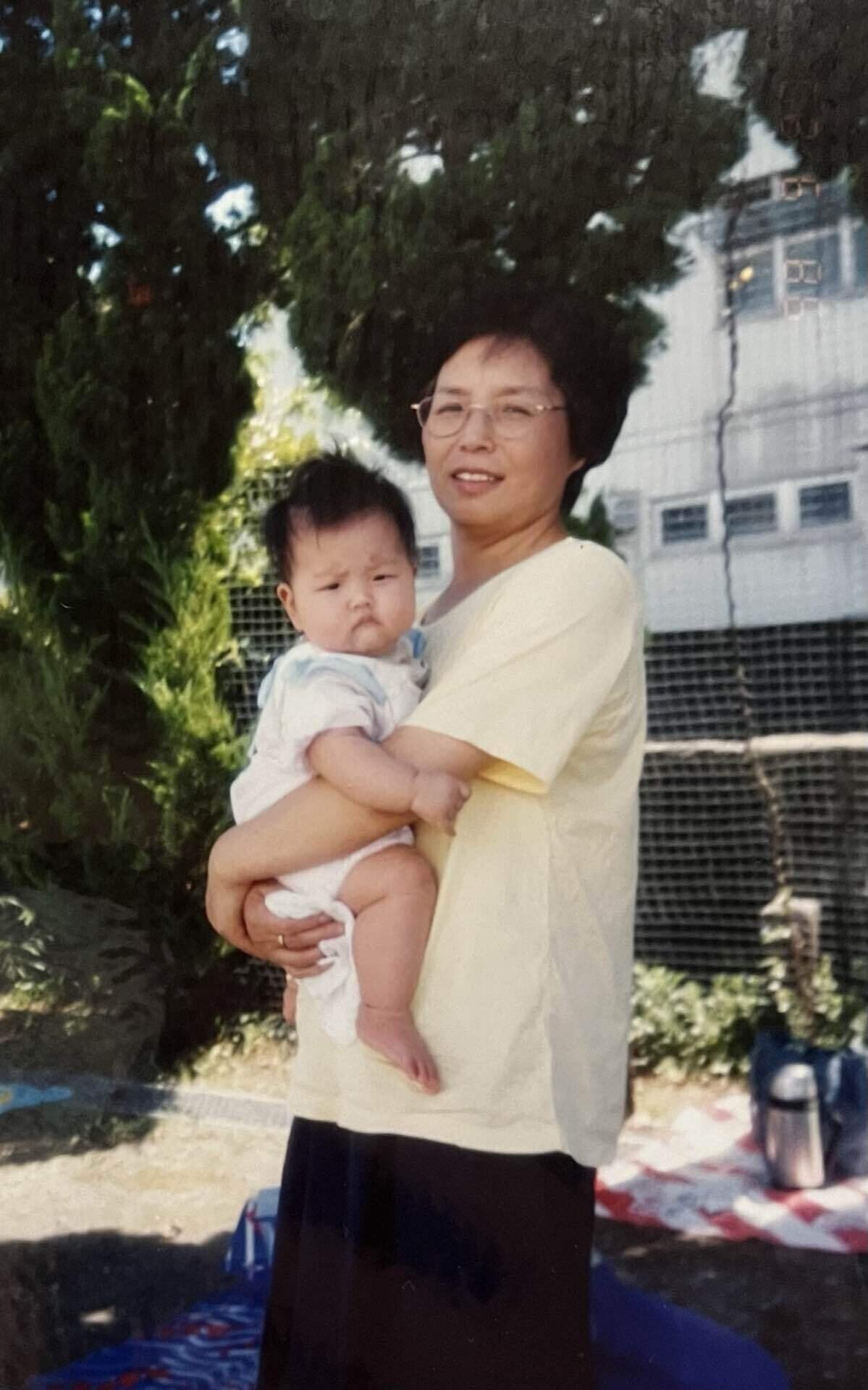 おじいちゃん・おばあちゃん あるあるイラスト 「不毛な戦い」 by じぇにこさん子育てに役立つ情報満載 すくコムNHKエデュケーショナル