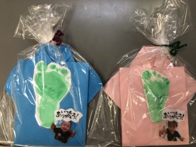 父の日製作 お家に“ぶじかえる”ようにかえるのお守り を作りました🐸絵の具を乗せた画用紙をジップロックに入れて手や足、おしり、おもちゃなど色んなもので愛を込めて潰しました🖌絵の具のムニッという感触に不思議そうな表情の子どもたちでした🤭 お父さんいつも