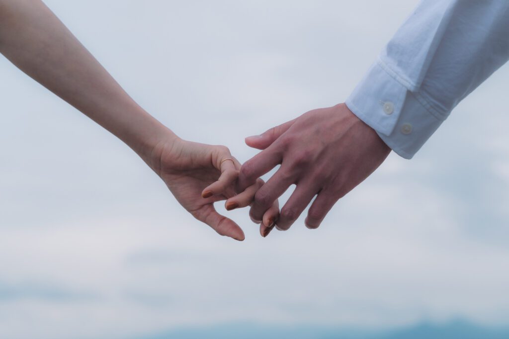 恋人繋ぎ つなぎ 」をする心理って？ 自然に手を繋ぐテクニックも解説