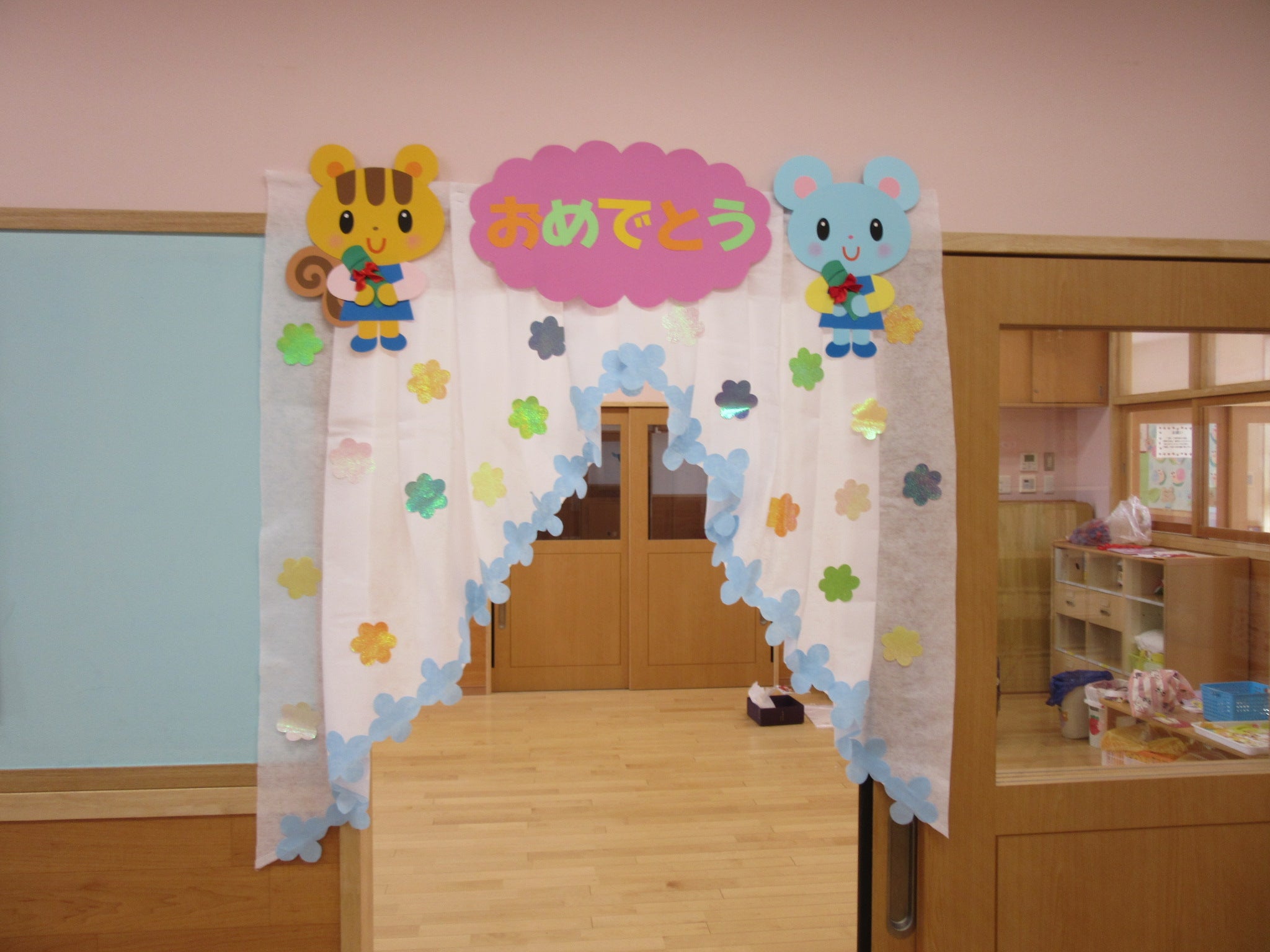 心に残る卒園式「おしゃれな飾り付けアイデア」で保育園・幼稚園を彩る！HAPPY BIRTHDAYCRAFTS ハピバクラフト 〜誕生日の飾り付けや手作りメッセージカードのお店