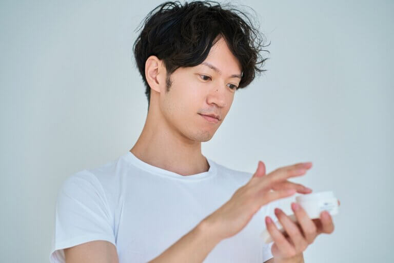 新郎様のメイクのご紹介です😌✨ フォーシスアンドカンパニーでは 新郎様のヘアセット、メイクも 承っております。 ヘアセットはイメージが出来ても、男性のメイクについてはどんな仕上がりになるのかイメージがつきにくい方もいらっしゃるのではないでしょうか😌 男性の