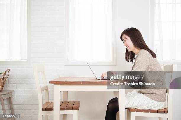 円形テーブルだからこそ感じる、座る位置に縛られない自由と、広いテーブルトップの快適さ - H邸スタイル