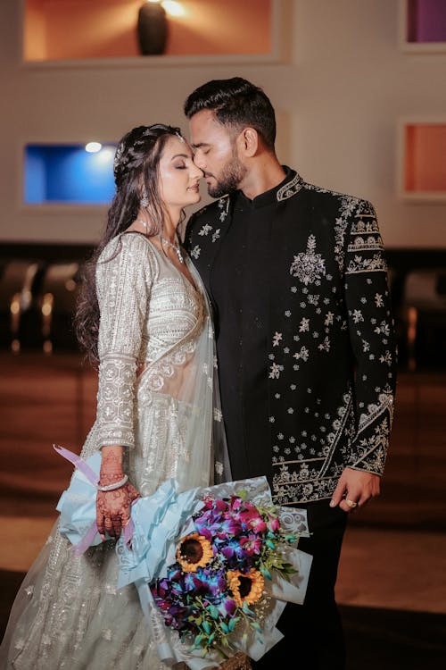 説明するウエディングプランナー 07800056837 の写真・イラスト素材アマナイメージズ