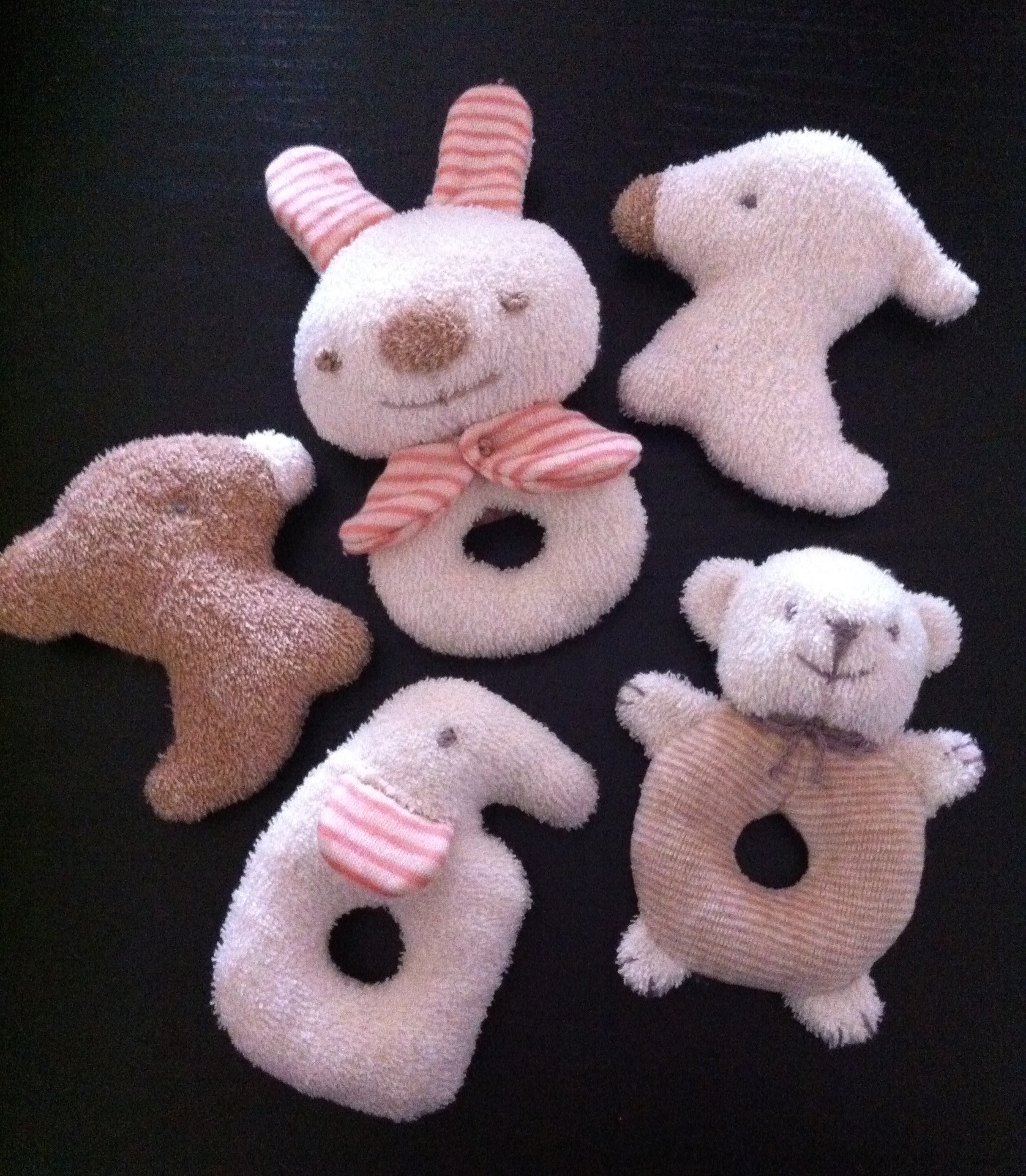 ドーナッツラトル 100均アイテムで赤ちゃんのおもちゃ「にぎにぎ」をハンドメイド！木のおうちの暮らし