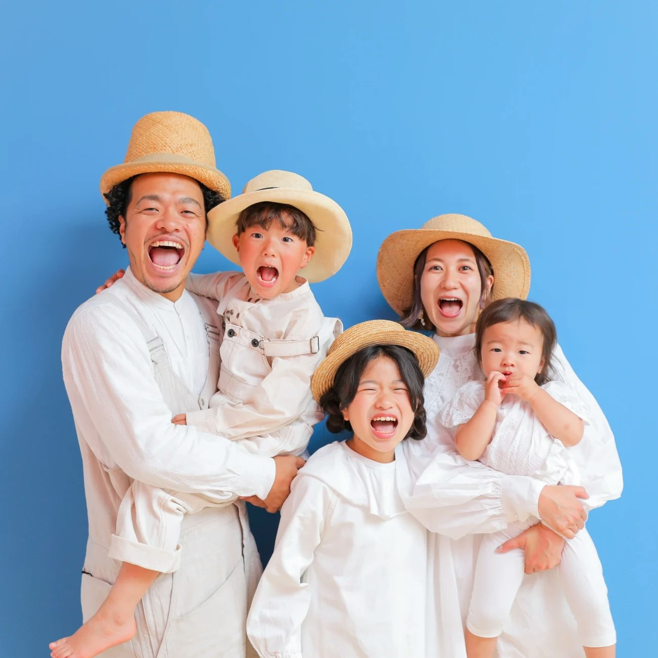 小学生に人気の年賀状テンプレート・年号を輪くぐりするユニークでかわいい辰のイラスト・子供 イラストボックス「プレミアム」テンプレート