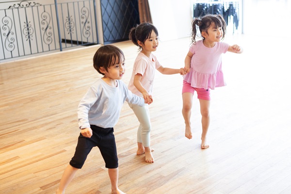 3歳児と楽しむ室内遊びのアイデア16選！集団遊び・運動遊び・ゲーム遊び・ごっこ遊びを紹介ハグシル