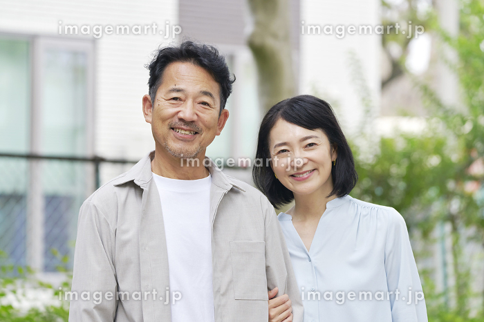 中年夫婦 イラスト 表情 - 商用利用可能な写真素材・イラスト素材ならストックフォトの定額制ペイレスイメージズ