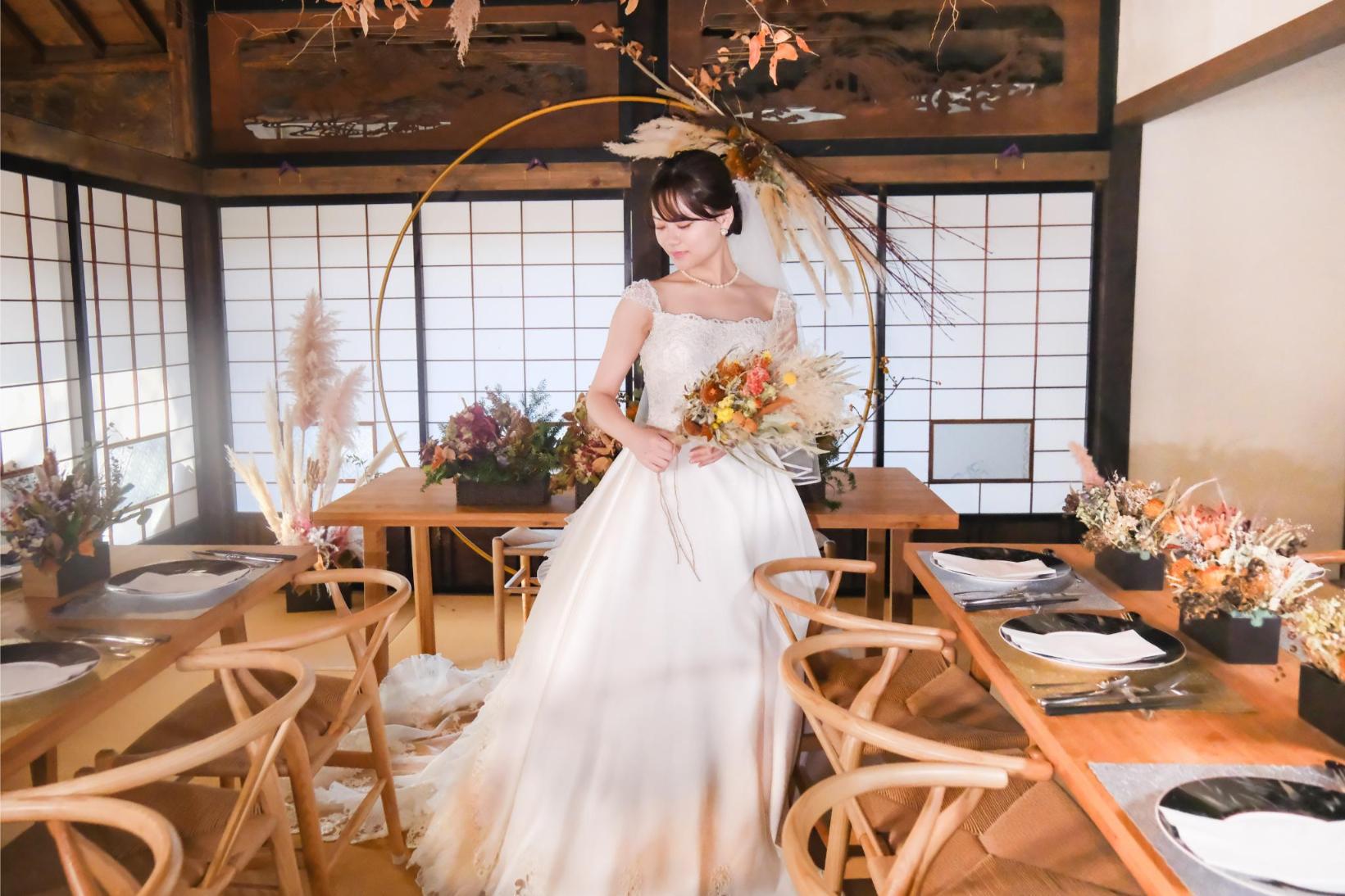 厳かな和の挙式から一転、披露宴では華やかなドレス姿へ👗✨ お色直しではおふたりらしいスタイルでゲストを魅了してみませんか？伝統とモダンが調和する神田明神では、和も洋もどちらのスタイルも美しく映えます。 神前式から披露宴まで、トータルでおふたりの“らしさ