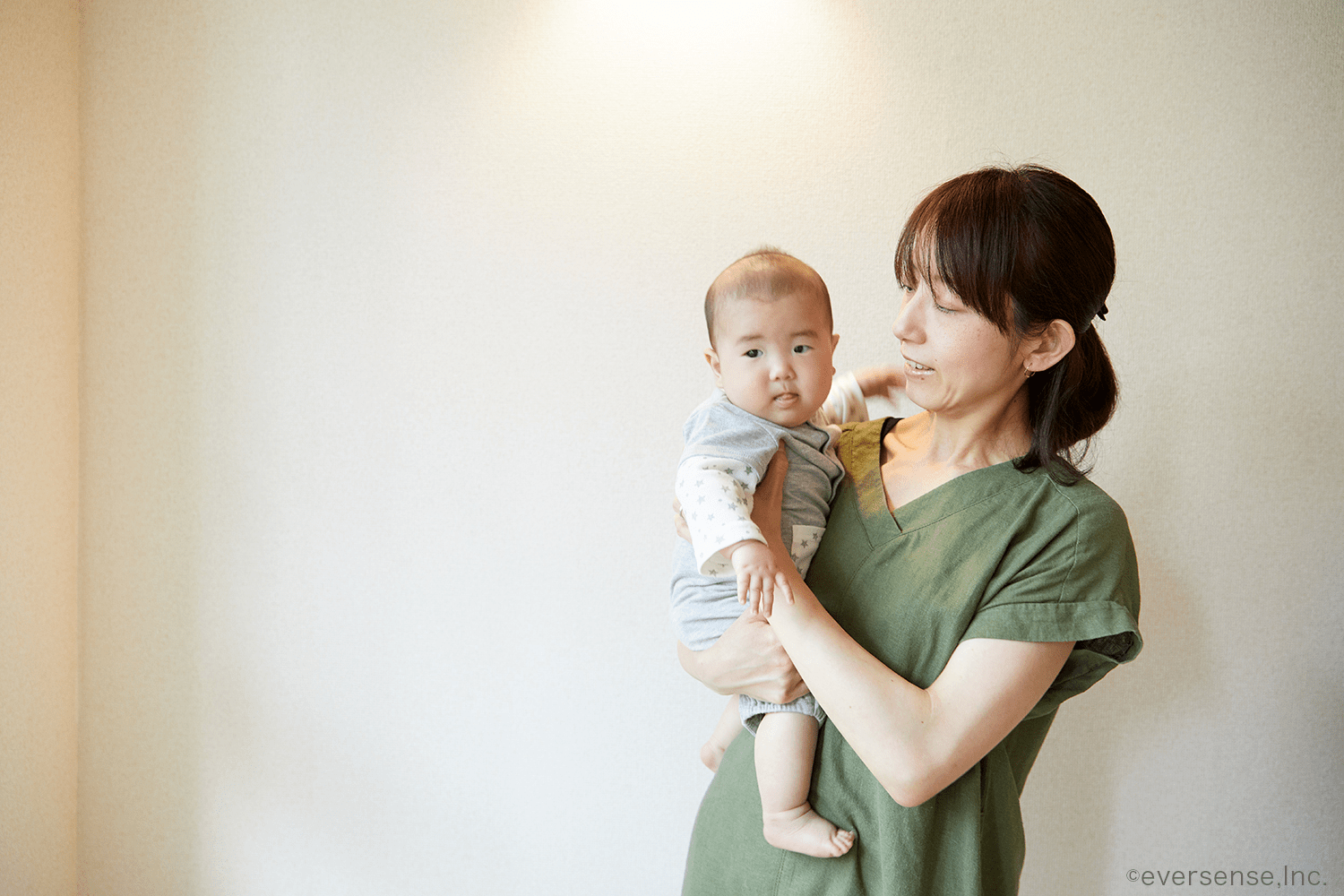 赤ちゃんの縦抱きはいつから？ 助産師のお手本 正しい抱き方で新生児もご機嫌┃まなべび