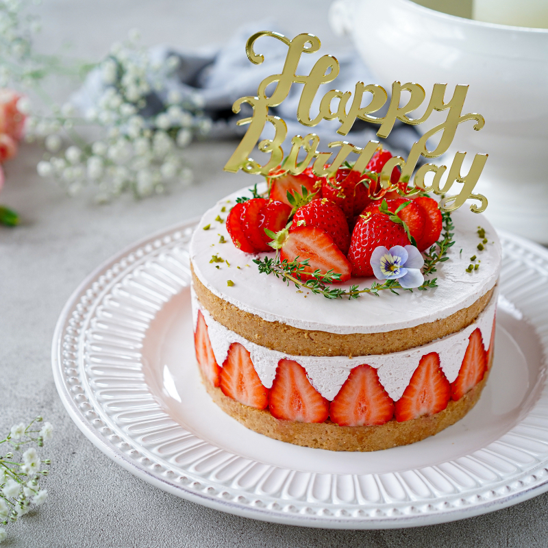 yunmama0108さんの素敵な投稿をご紹介いたします💖 ゆんたん 2歳のバースデーケーキは 大好きなイチゴをたっぷり使った ショートケーキを作ったよ♥️それに、 徹夜して作ったアイシングクッキーを 載せてアンパンマンケーキの完成🎂♥️令和ベビー ベビスタグラム