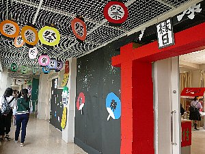 数年ぶりに母校の文化祭へ🐾 今年は中華テーマで、どの装飾もすごく好みでした❣️なんと全て生徒の手づくりです。クオリティが超級すごい！パワーもらいました🔥工芸祭2023都立工芸高校まっちゃねこといっしょ