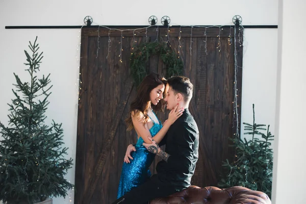 一緒に座ってお互いを見つめているカップルイラスト画像とPSDフリー素材透過の無料ダウンロード - Pngtree