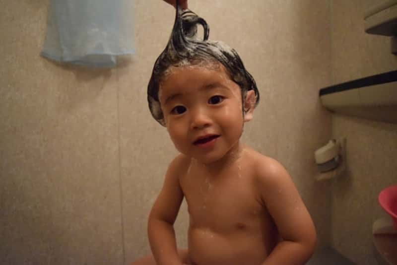 お風呂に入る女の子 11006001893 の写真・イラスト素材アマナイメージズ