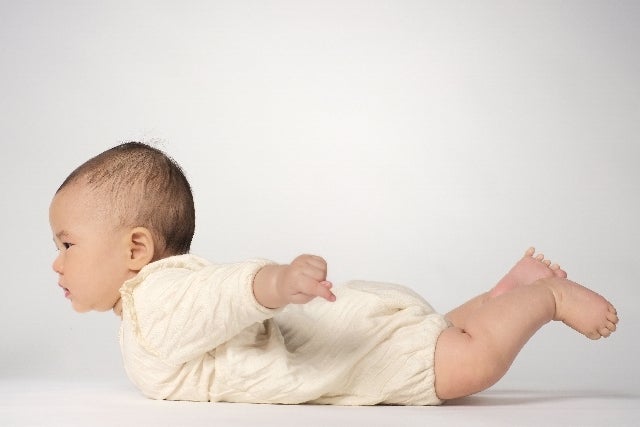 皆さん、これはなんのポーズだと思いますか？🤔笑 3、4枚目は前にDMで頂いた回答です😂せら ケセラセラ 令和ベビー パパ育児 子ども ひよこクラブ男の子パパ 保育士 ベビーフォト 赤ちゃんのいる生活 赤ちゃん パパカメラ せら パパと息子 保育士パパ たまごクラブ