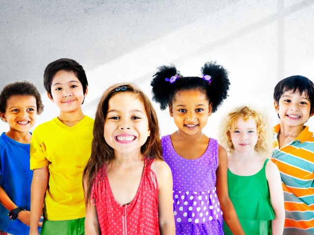 白人の子ども育てる黒人家族、「人種差別的な誤解」を明かす - BBCニュース