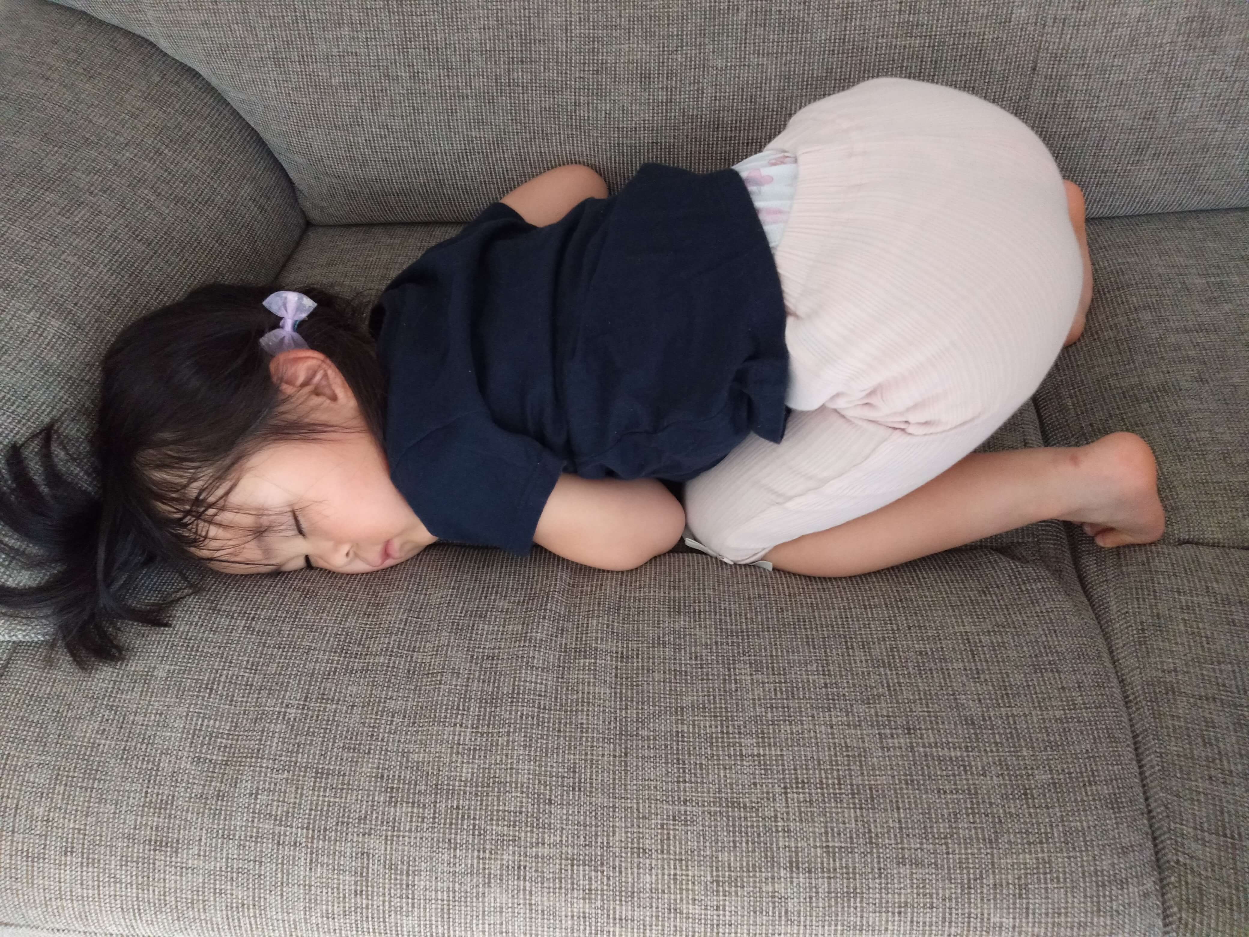 子どもの寝相が悪すぎてつらい!寝相が悪い理由から安全対策まで - teniteo テニテオ