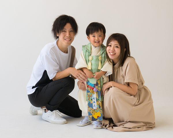 七五三家族写真をスタジオでおしゃれに！親の服装のおすすめコーデ - コラムライフスタジオ