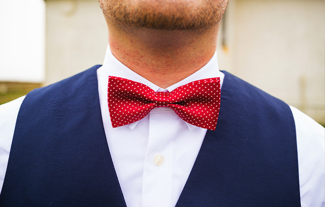 間違えない ネイビースーツと蝶ネクタイの着こなし 解説