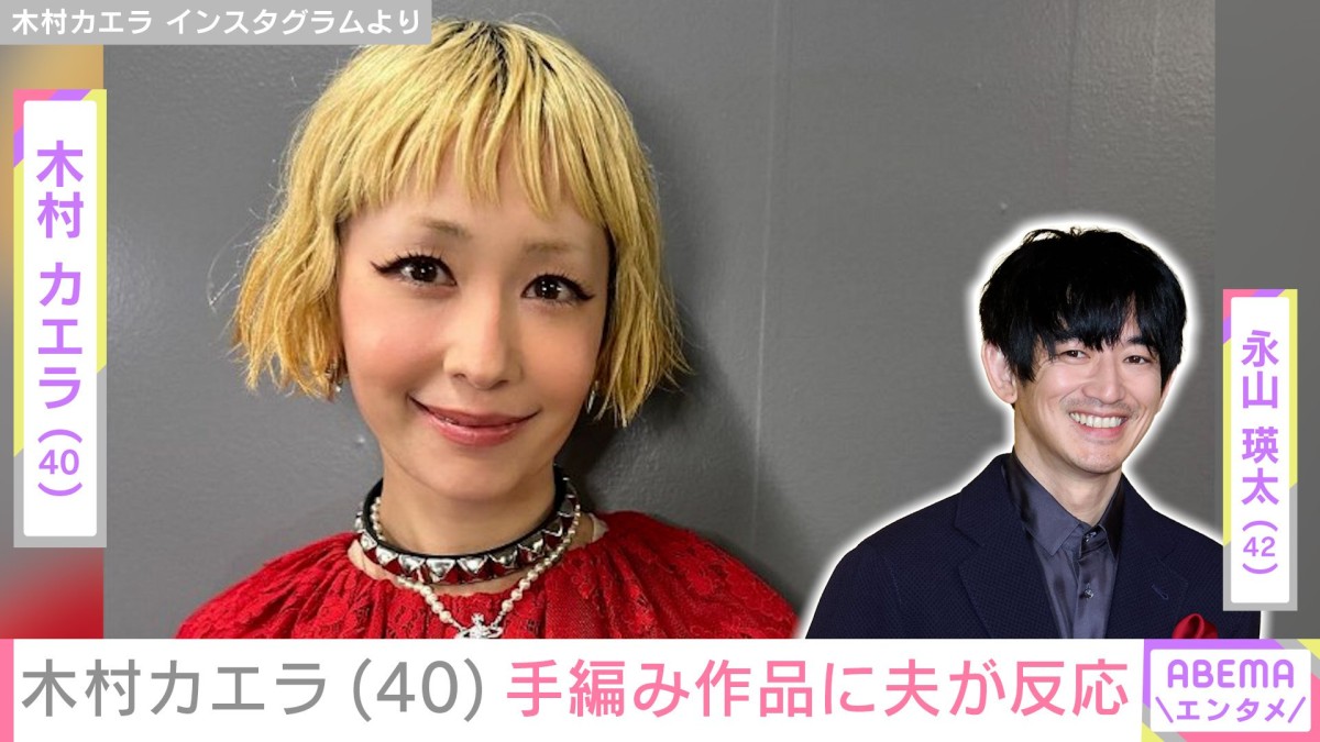 ベッドで夫婦、スマートフォンとソーシャルメディア、寝室で面白いオンラインミームの投稿で一緒に微笑む。電話を持つ幸せな男性、家で幸せに微笑む女性、週末の朝に一緒にリラックスの写真素材・画像素材Image 193002396