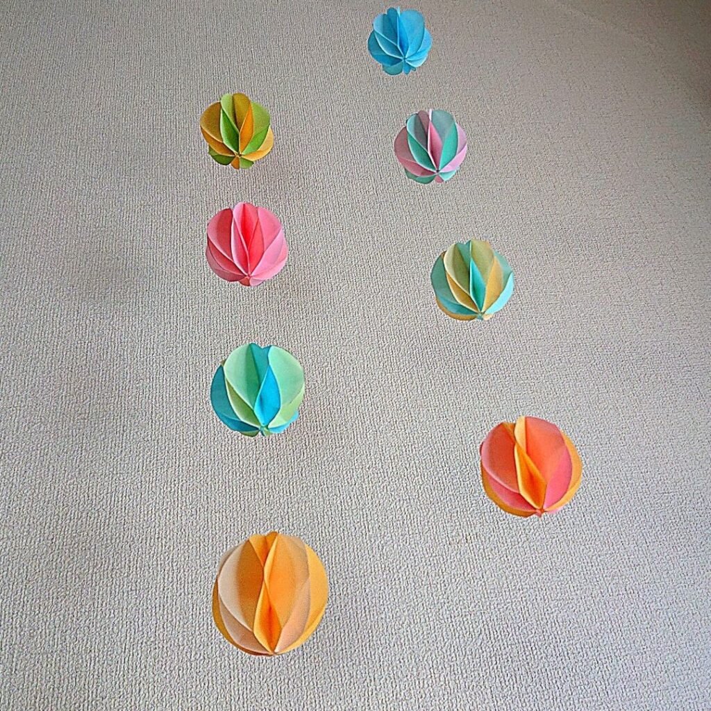 SNSで話題沸騰！折り紙モビール 木の葉モビールの作り方「色々な折り紙で試してみたよ！」