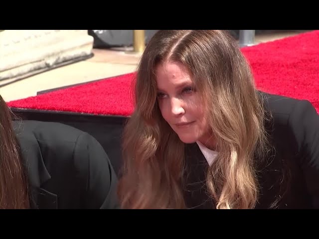 エルビス・プレスリーの唯一の娘であり、マイケル・ジャクソンの元妻であるリサ・マリー・プレスリーが54歳で亡くなりました。 :r MichaelJackson