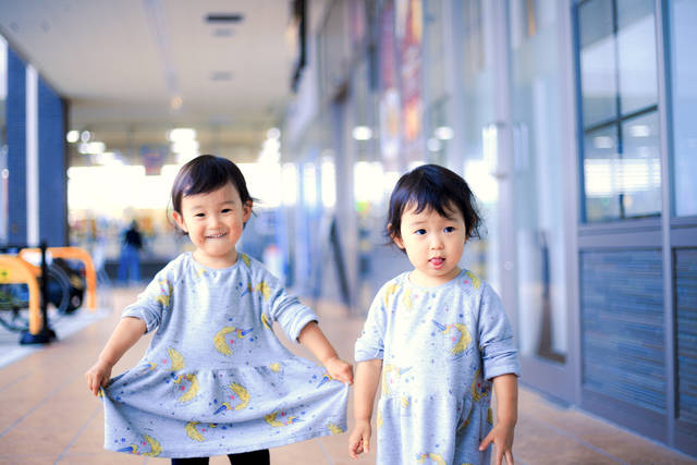 仲良し！ 食事にこだわりのある双子は今日も一緒にお食事しています 双子育児、ちょっぴり詰んでます！ 6- レタスクラブ