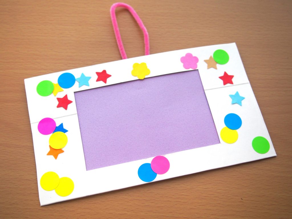 保育士さん必見!卒園製作 段ボールフォトフレーム 作ってみたいと思ったら「😍」でコメントしてね! 在園児から卒園児へのプレゼントに🌸” フォトフレーム”の作り方♡用意するもの・ダンボール ・色紙 ・デコレーションリボン、モールなど飾りアイテム ・ボンド