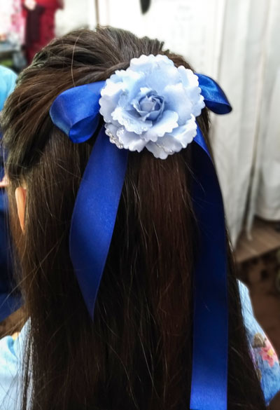 ハーフ成人式袴髪飾り髪飾りH ヘッドドレス白 ブルーグレー 紺＆水引き金 二分の一成人式前撮り 編み下ろしヘアアレンジ 卒園式 小学生女の子卒業式 袴 ジュニア袴 お祝いギフトにもぴったりの全商品プレゼントラッピング発送＊代々木 新宿ハーフ成人式袴着付け着物