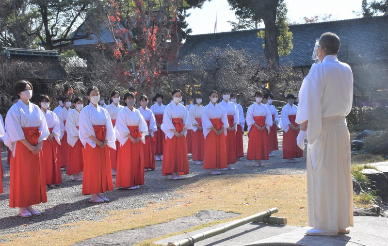 巫女さんとツーショット そして陰陽石洛西ガーデン京都坪庭から 大規模寺院まで 様々な庭物語を演出します