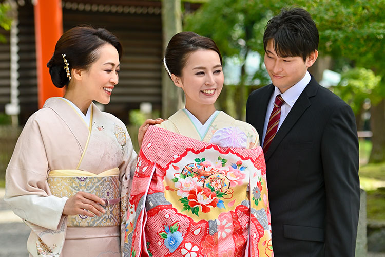 神社でお宮参り。時期はいつ？赤ちゃんパパママの服装は？LOVEGRAPH Journal