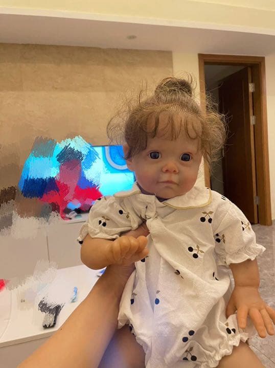 自然光を浴びて穏やかな雰囲気の赤ちゃんの綺麗な可愛い手と指の写真・画像素材-Snapmart スナップマート