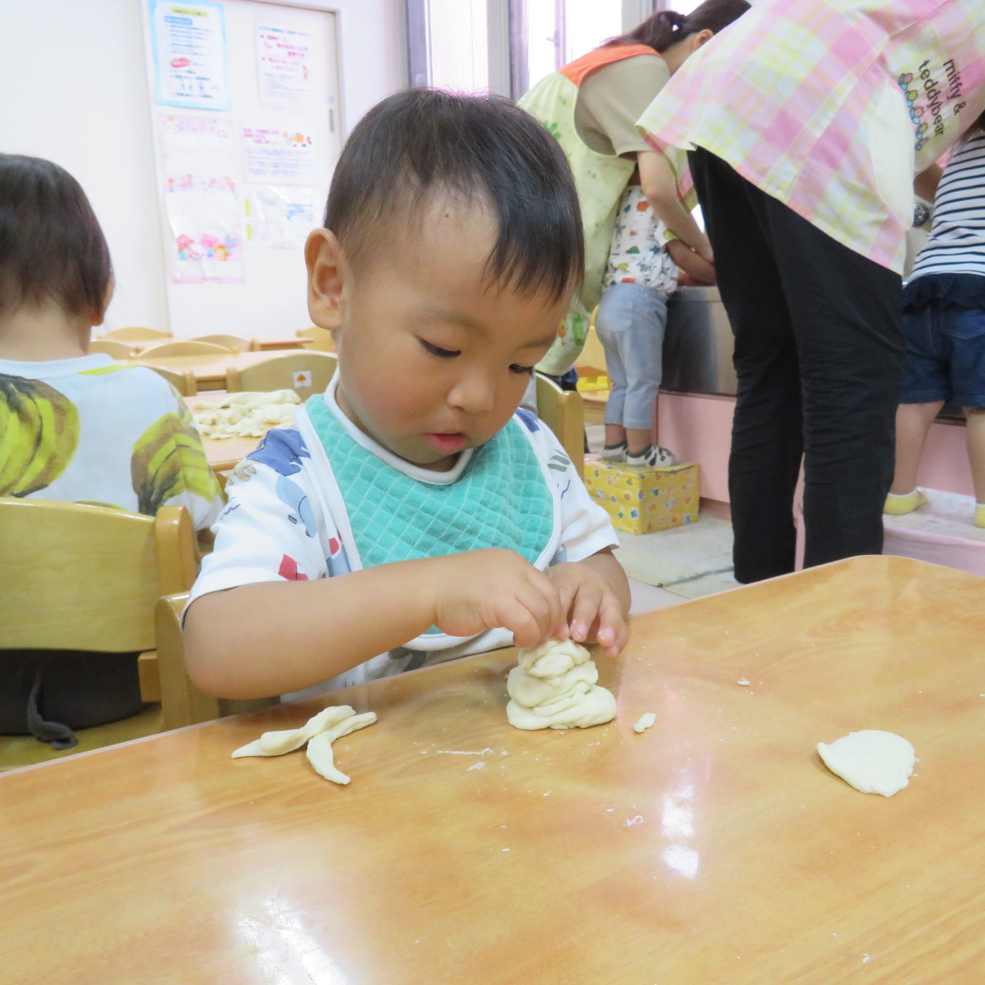 1歳児 室内あそびと外あそび関東学院のびのびのば園