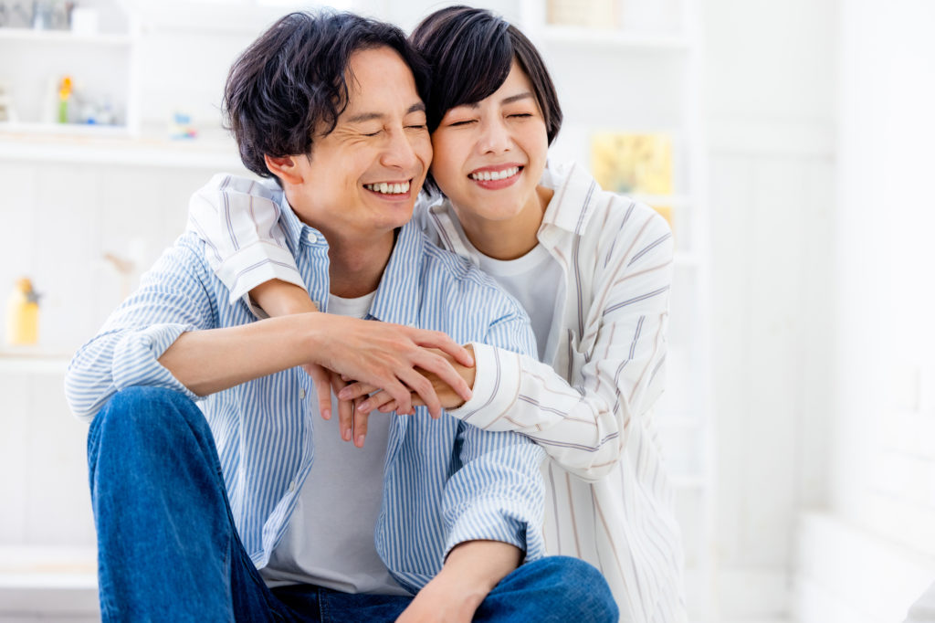 後ろから抱きしめるバックハグにキュン♡ 心理的効果やかわいい返し方とは