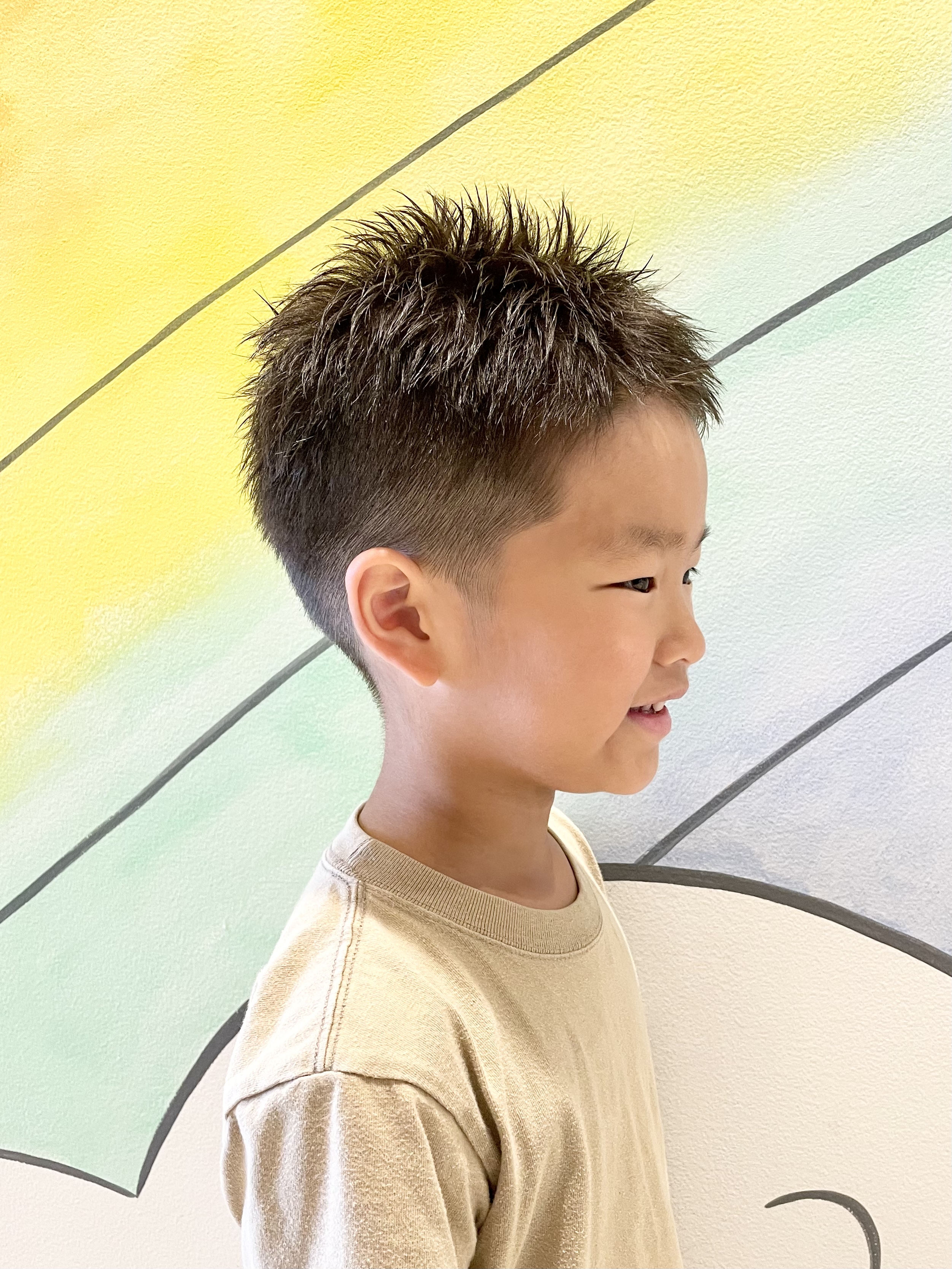 子供に人気ツーブロック髪型30選！！小学生男の子、キッズに似合うヘアスタイル - サロンセブン