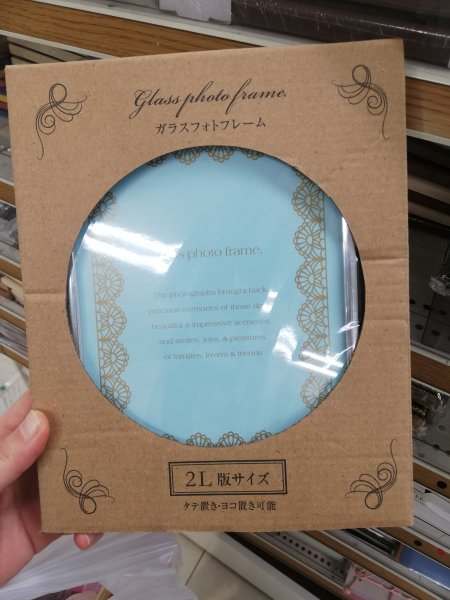 フレームで印象変わるよ。100均や無印良品で ポストカード を素敵に飾ろうキナリノ