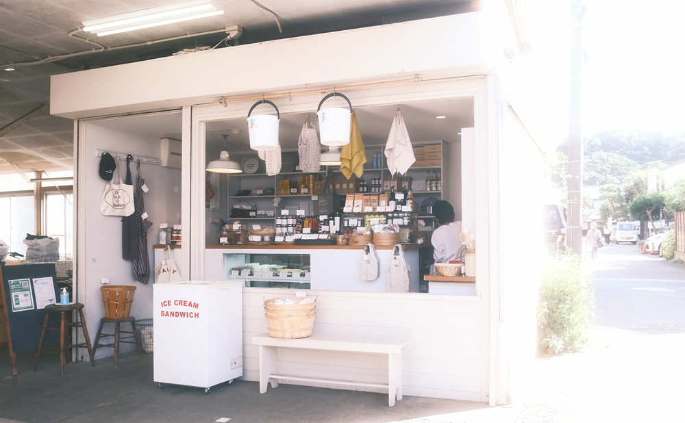 なんと！Hanakoの表紙に。泣きそう。感涙。歓喜。 まさか、 ここに載せて頂けるとは夢ではなく？私は学生時代、３日と18日雑誌オリーブの発売日を待ち侘びながら生活していたゴリッゴリのオリーブ少女だった。 若い方達には通じないかもしれないけど笑中でも、いつも