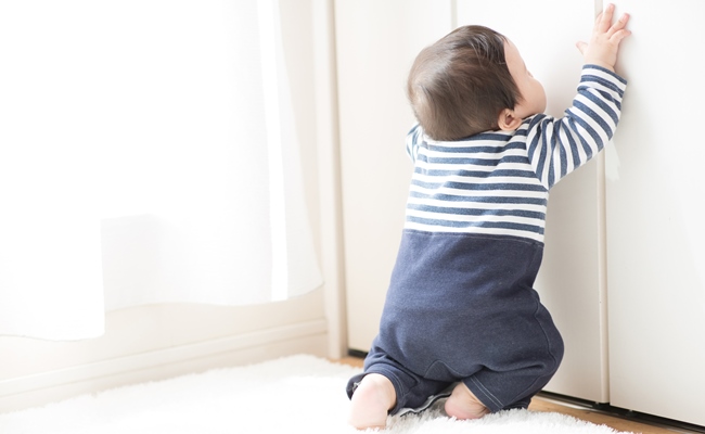 赤ちゃんはいつからつかまり立ちする？安全対策、注意点、便利グッズmamioh