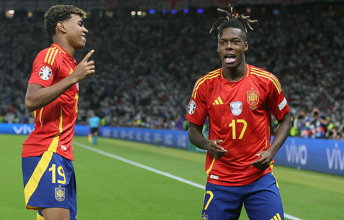 アスレティックビルバオ会長、ジョン・ウリアルテは、クラブ関係者とともに、今日、サッカーの才能ある兄弟であるイナキとニコ・ウィリアムズが設立した学校を訪問しました。今回の訪問は、ウィリアムズ家が地域社会への継続的な貢献、特に教育とスポーツ発展の領域