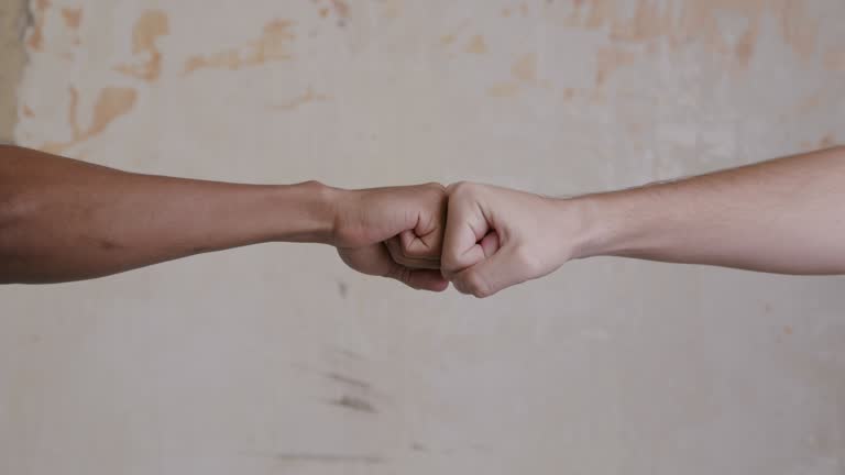 写真：水谷豊「相棒」の現場で流行中の〝グータッチ挨拶〟 出戻りの寺脇康文はハイテンション東スポWEB