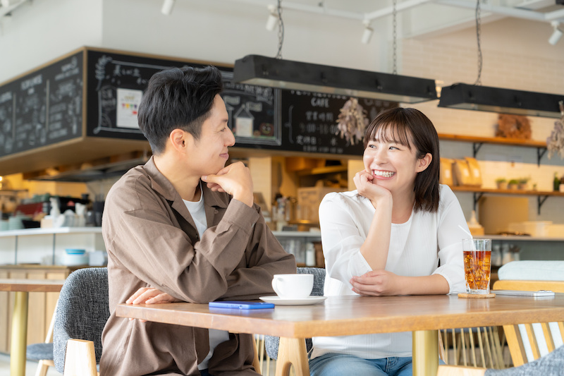 タブレットを使う若い夫婦 カップル 会話 コミニュケーション イラスト素材171805142- イメージマート