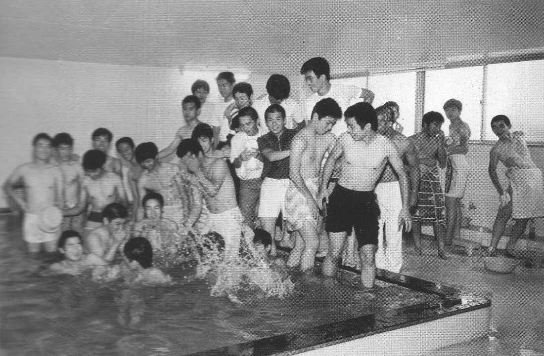 久々実家に。 懐かしい匂い、 懐かしい番茶の味、 広いお風呂、 汗だくになりながらの風呂での読書、 昔のアルバム鑑賞、 父との他愛もない会話。穏やかな時間を過ごせて めっちゃ癒やされました。 写真は僕が4歳くらいの時かな。 ちょうど今の娘と同じくらい